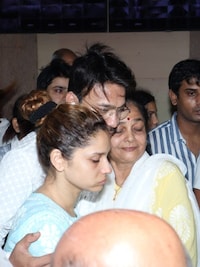 Pics: Vicky Jain consoles wife Ankita Lokhande at her father's funeral